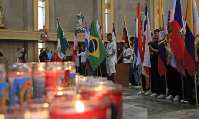 Migrantes de diferentes nacionalidades asisten a una misa este domingo en la catedral de Ciudad Juárez, en el estado de Chihuahua (México). La iglesia Católica en México celebró este domingo una misa especial en el marco de la Jornada Mundial del Migrante y Refugiado, una fecha impulsada por el papa Francisco. EFE/ Luis Torres