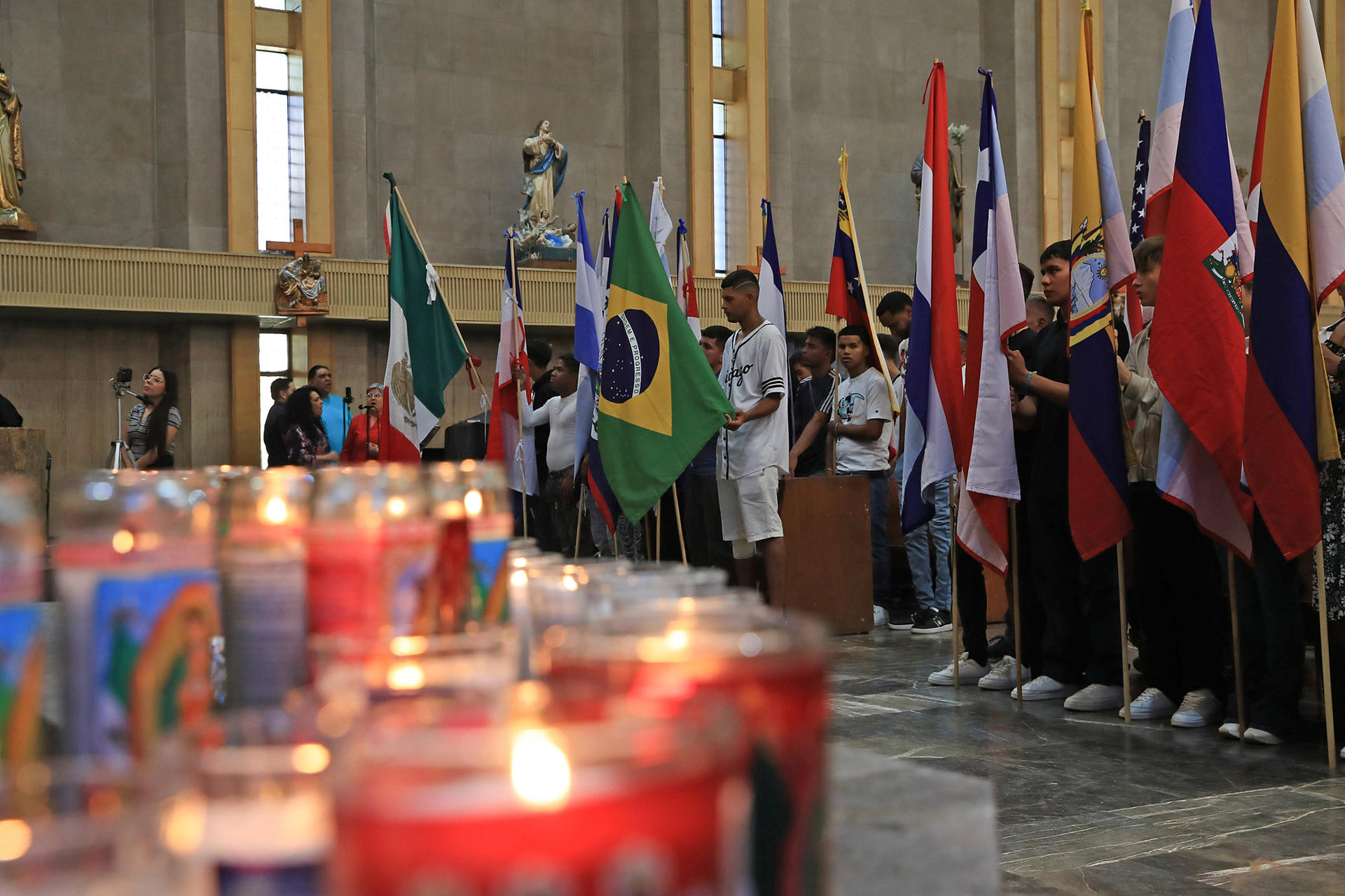 Migrantes de diferentes nacionalidades asisten a una misa este domingo en la catedral de Ciudad Juárez, en el estado de Chihuahua (México). La iglesia Católica en México celebró este domingo una misa especial en el marco de la Jornada Mundial del Migrante y Refugiado, una fecha impulsada por el papa Francisco. EFE/ Luis Torres