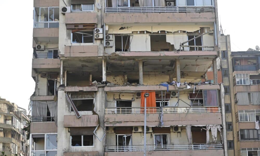 Fotografía del 30 de septiembre de 2024 en donde se ve un edificio residencial del barrio de Cola de Beirut, luego de un ataque aéreo contra la capital libanesa por parte de Israel. EFE/ Wael Hamzeh