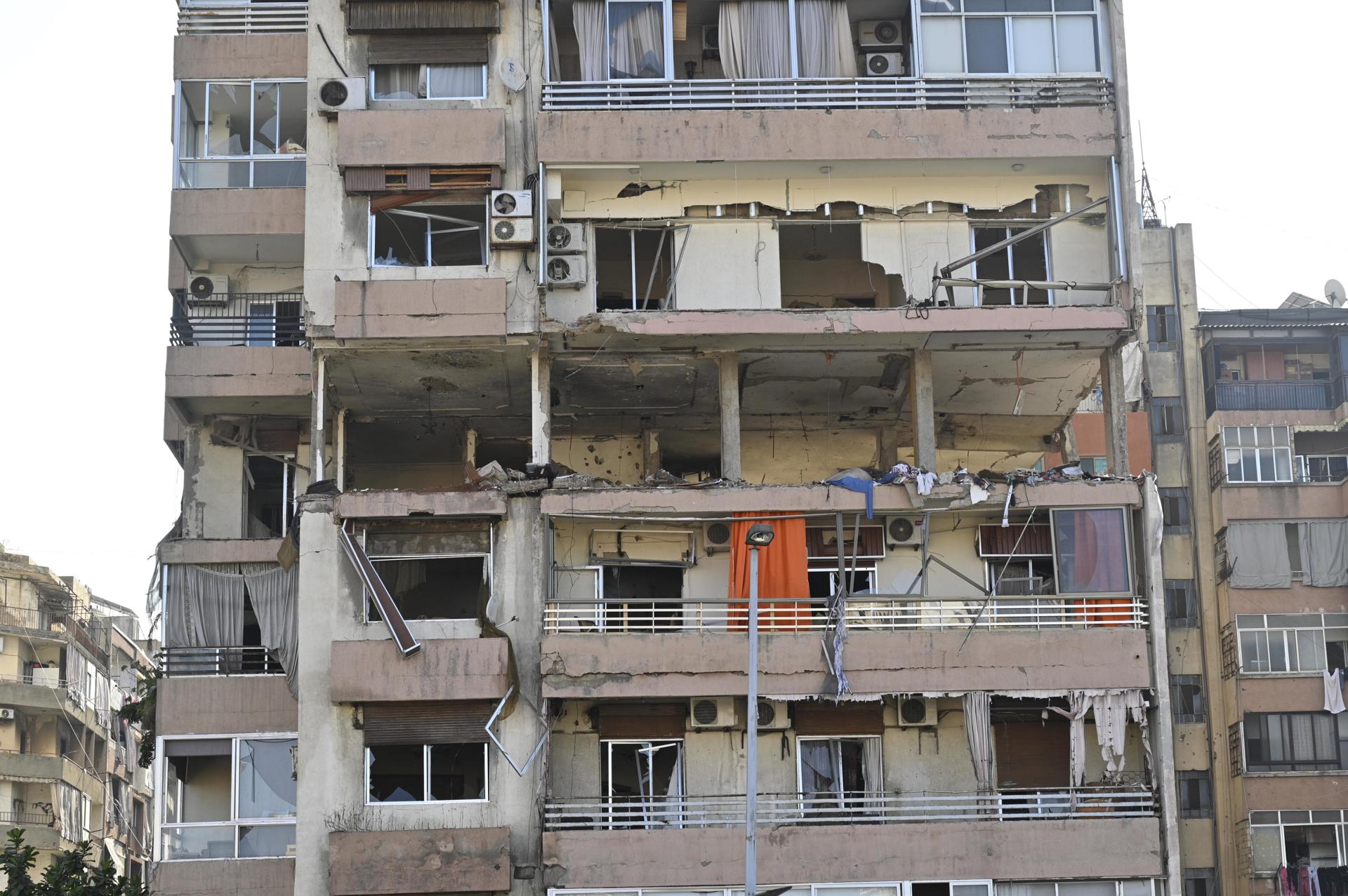 Fotografía del 30 de septiembre de 2024 en donde se ve un edificio residencial del barrio de Cola de Beirut, luego de un ataque aéreo contra la capital libanesa por parte de Israel. EFE/ Wael Hamzeh