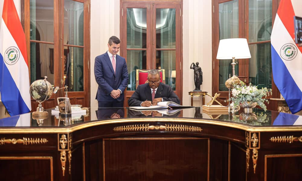 Fotografía cedida por Presidencia de Paraguay del presidente de Paraguay, Santiago Peña (i), junto a su homólogo de Guinea-Bisáu, Umaro Sissoco Embaló. EFE/ Presidencia De Paraguay