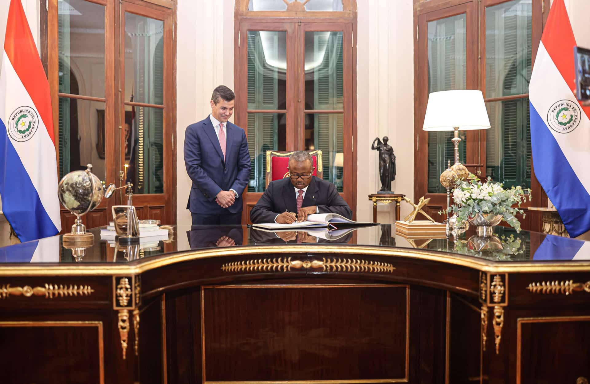 Fotografía cedida por Presidencia de Paraguay del presidente de Paraguay, Santiago Peña (i), junto a su homólogo de Guinea-Bisáu, Umaro Sissoco Embaló. EFE/ Presidencia De Paraguay