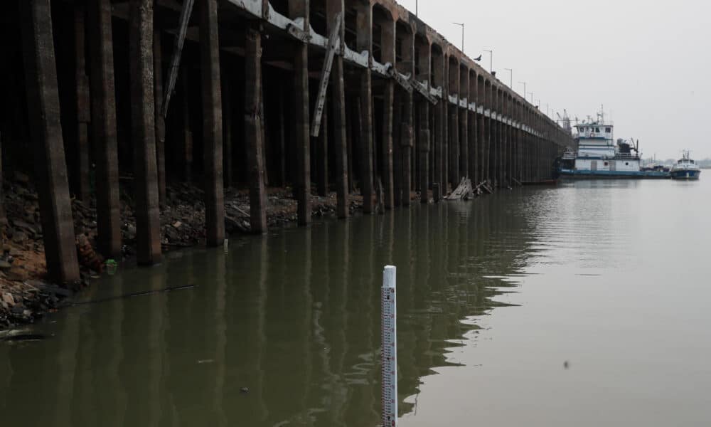 Fotografía del 25 de septiembre de 2024 en donde se ve un hidrómetro en río Paraguay en Asunción (Paraguay). EFE/ Juan Pablo Pino