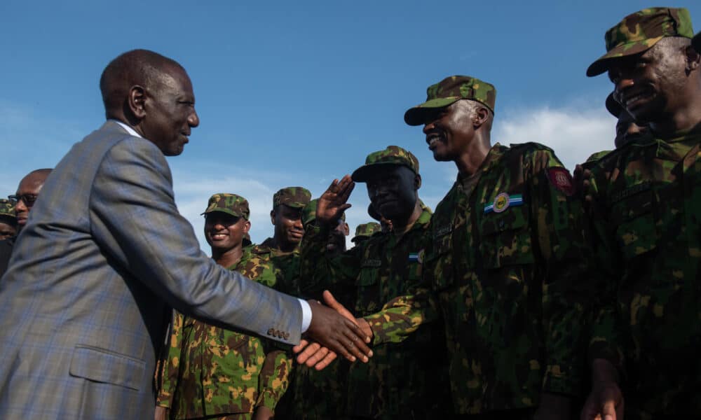 El presidente de Kenia, William Ruto, saluda a soldados a su llegada este sábado, a la ciudad de Puerto Principe (Haití). EFE/ Johnson Sabin