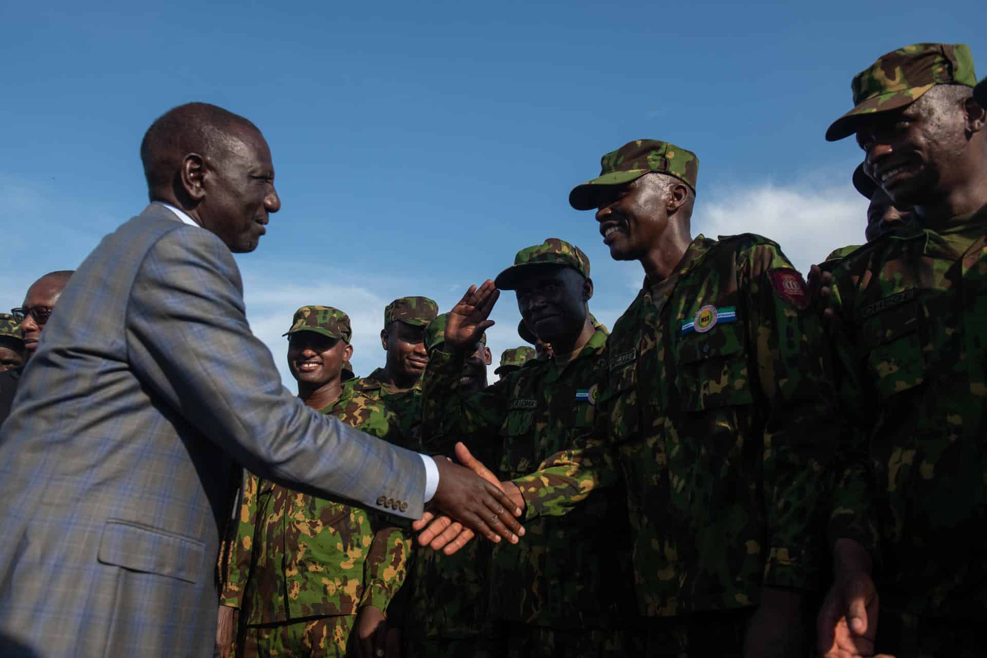 El presidente de Kenia, William Ruto, saluda a soldados a su llegada este sábado, a la ciudad de Puerto Principe (Haití). EFE/ Johnson Sabin