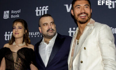 La actriz italiana Beatrice Grannò, el director español Nacho Vigalondo (c) y el actor británico Henry Golding, posan durante el Festival Internacional de Cine de Toronto (TIFF) este viernes, en Toronto (Canadá). EFE/ Julio César Rivas