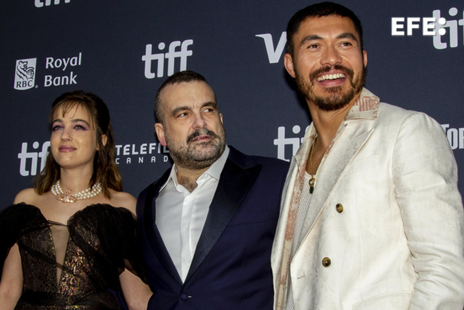 La actriz italiana Beatrice Grannò, el director español Nacho Vigalondo (c) y el actor británico Henry Golding, posan durante el Festival Internacional de Cine de Toronto (TIFF) este viernes, en Toronto (Canadá). EFE/ Julio César Rivas