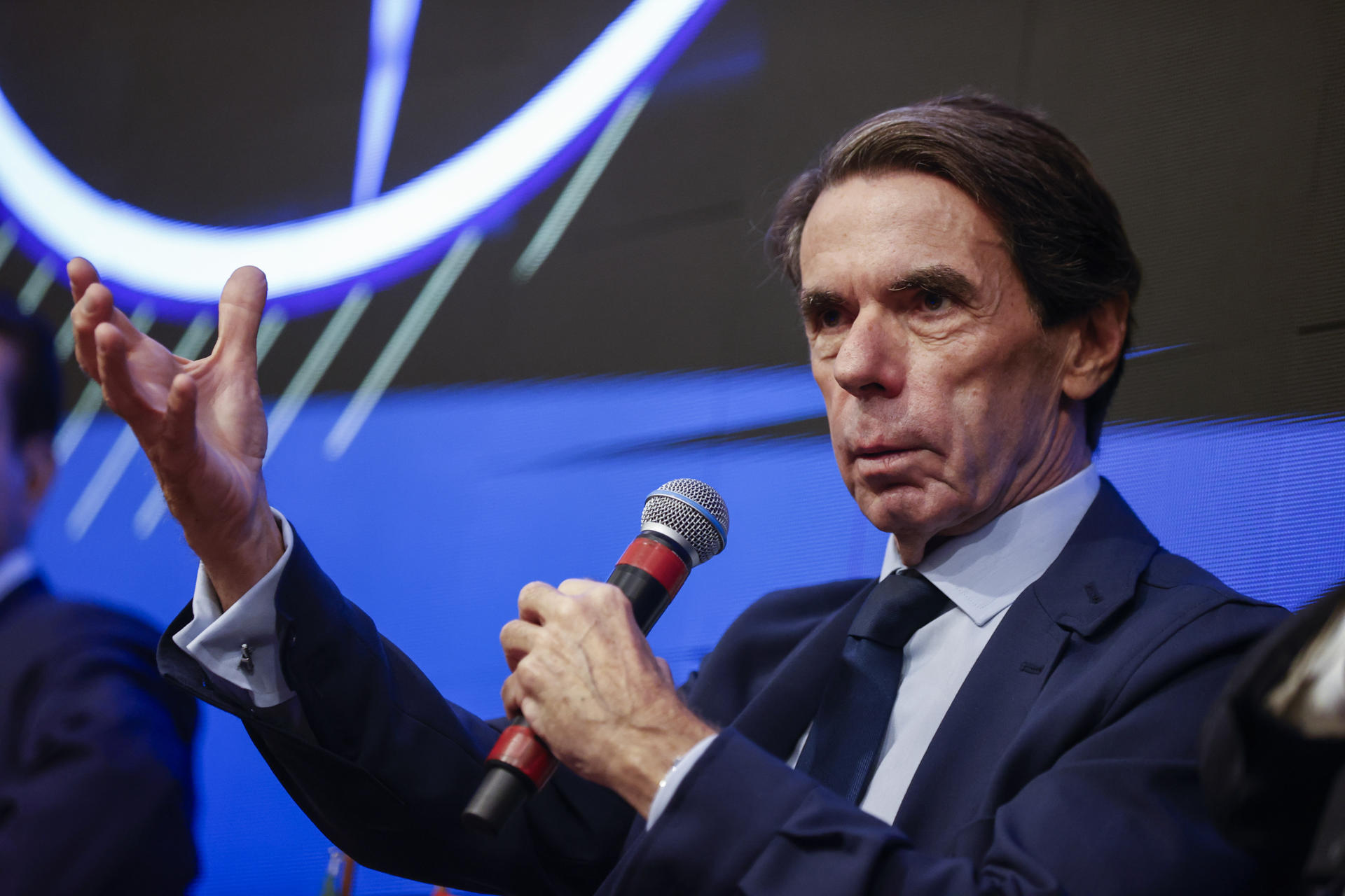 El expresidente del Gobierno español José María Aznar habla durante una conferencia este lunes, en la Asociación Comercial de São (Brasil). EFE/ Sebastiao Moreira