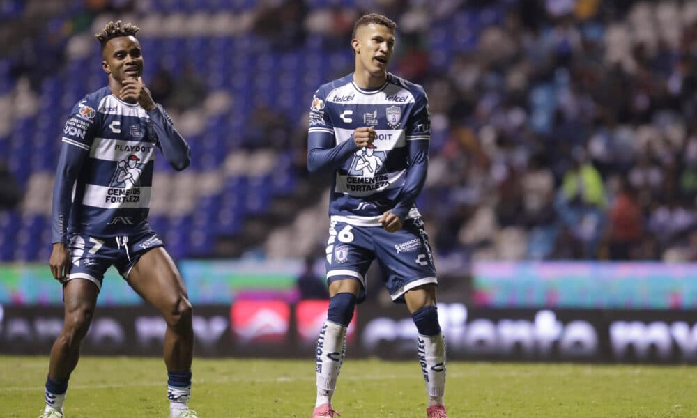 Faber Gil (i) y Nelson Deossa (d) de Pachuca festejan una anotación a Puebla este viernes, durante un partido del Torneo Apertura 2024 de la liga de fútbol mexicano, entre Puebla y Pachuca, en el estadio Cuauhtémoc en Puebla (México). EFE/ Hilda Ríos