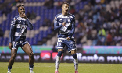 Faber Gil (i) y Nelson Deossa (d) de Pachuca festejan una anotación a Puebla este viernes, durante un partido del Torneo Apertura 2024 de la liga de fútbol mexicano, entre Puebla y Pachuca, en el estadio Cuauhtémoc en Puebla (México). EFE/ Hilda Ríos