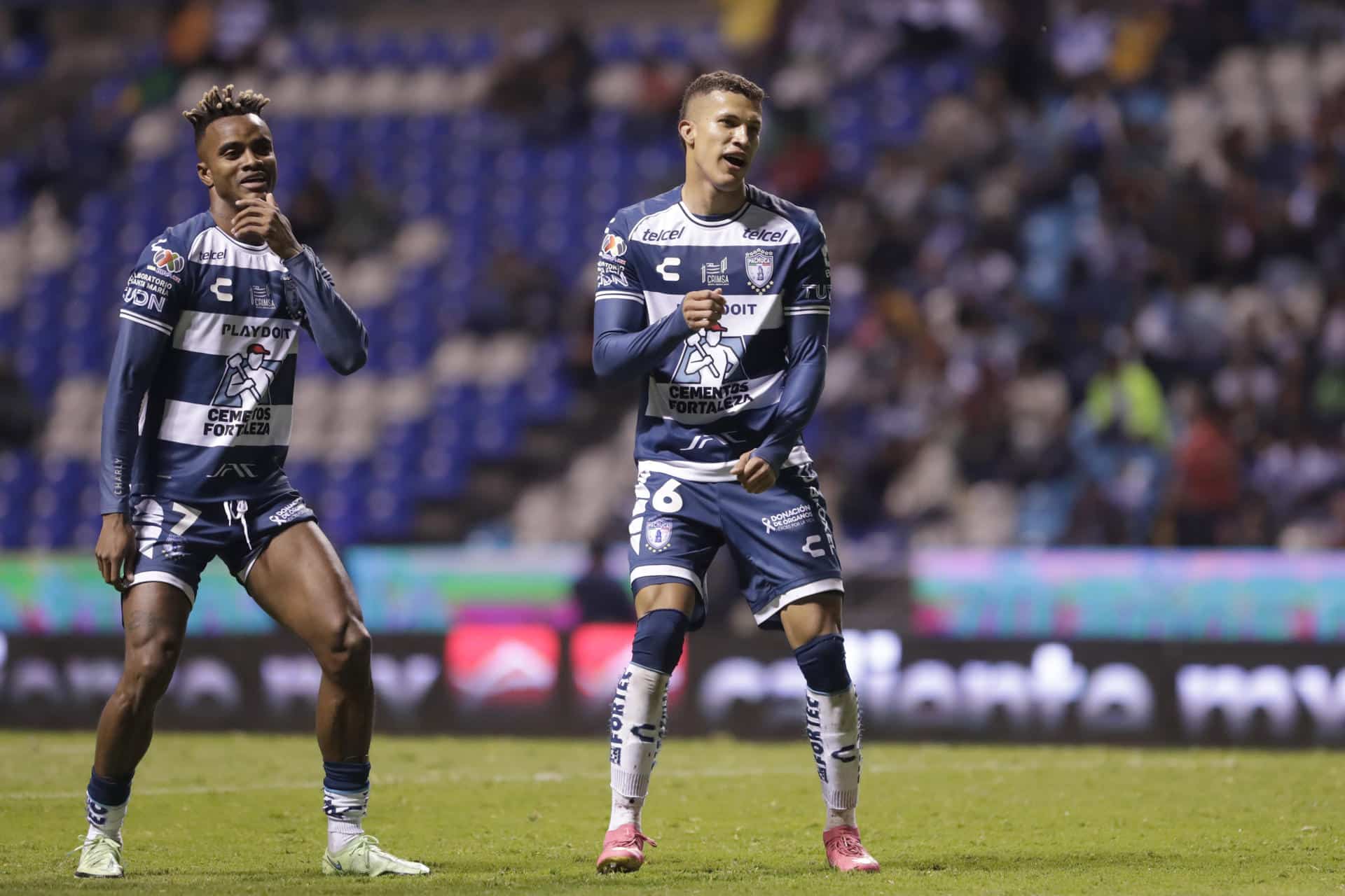 Faber Gil (i) y Nelson Deossa (d) de Pachuca festejan una anotación a Puebla este viernes, durante un partido del Torneo Apertura 2024 de la liga de fútbol mexicano, entre Puebla y Pachuca, en el estadio Cuauhtémoc en Puebla (México). EFE/ Hilda Ríos