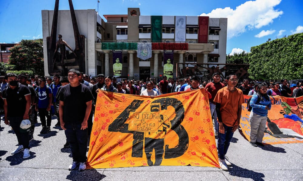 Familiares y amigos de los 43 estudiantes de Ayotzinapa, participan durante una manifestación este sábado en la ciudad de Chilpancingo en el estado de Guerrero (México). EFE/ David Guzmán.