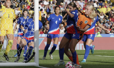 Gisele Thompson (2-d) de los Estados Unidos disputa un balón con Bo van Egmond (d) de Países Bajos en un partido por el tercer lugar de la Copa Mundial Femenina sub-20.  EFE/ Carlos Ortega