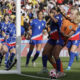 Gisele Thompson (2-d) de los Estados Unidos disputa un balón con Bo van Egmond (d) de Países Bajos en un partido por el tercer lugar de la Copa Mundial Femenina sub-20.  EFE/ Carlos Ortega