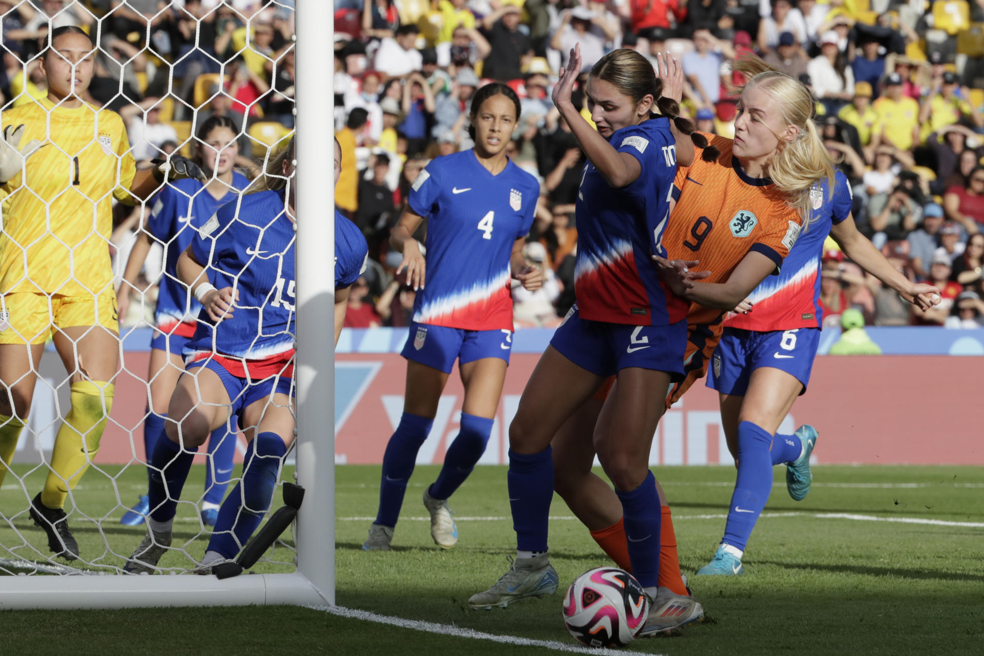 Gisele Thompson (2-d) de los Estados Unidos disputa un balón con Bo van Egmond (d) de Países Bajos en un partido por el tercer lugar de la Copa Mundial Femenina sub-20.  EFE/ Carlos Ortega