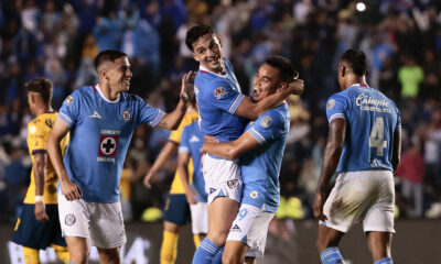 Camilo Cándido (i), Lorenzo Faravelli (c) y Carlos Rodríguez (d) de Cruz Azul celebran un gol anotado al América este sábado. EFE/José Méndez