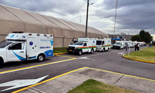 Fotografía cedida por el ministerio de defensa de Colombia de ambulancias a la espera de militares heridos en un ataque a la base militar de Puerto Jordán, en el departamento colombiano de Arauca (este), este martes en el aeropuerto militar de Catam en Bogotá (Colombia). EFE/ Ministerio De Defensa