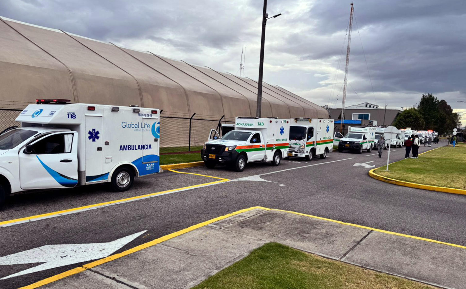 Fotografía cedida por el ministerio de defensa de Colombia de ambulancias a la espera de militares heridos en un ataque a la base militar de Puerto Jordán, en el departamento colombiano de Arauca (este), este martes en el aeropuerto militar de Catam en Bogotá (Colombia). EFE/ Ministerio De Defensa