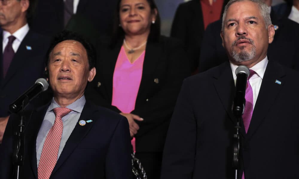 QU Dongyu (i), director general de la Organización de las Naciones Unidas para la Agricultura y la Alimentación (FAO), habla junto al Canciller de Relaciones Exteriores, Enrique Reina (d), durante una conferencia de prensa este martes, en Casa Presidencial en Tegucigalpa (Honduras). EFE/Gustavo Amador