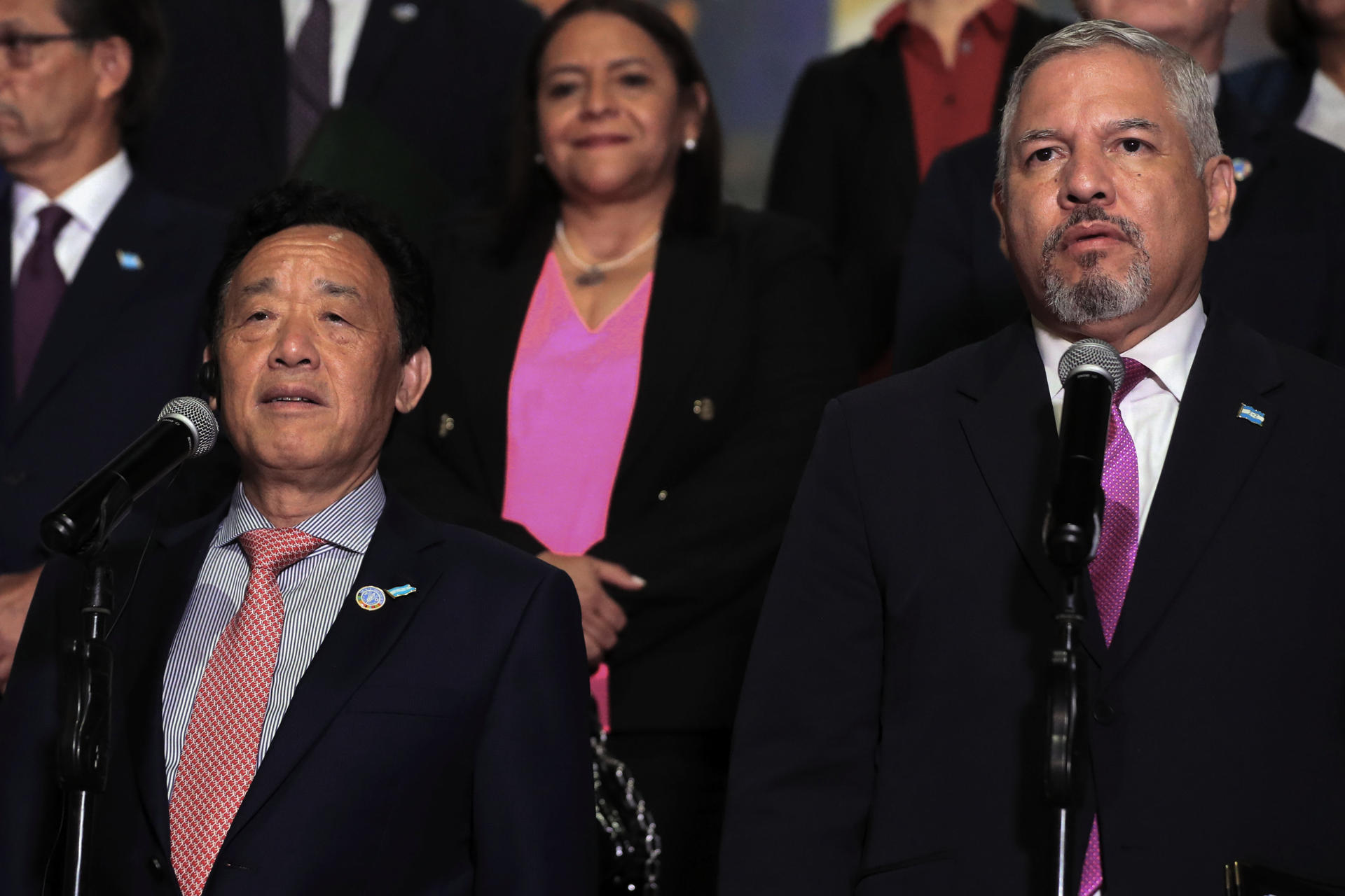 QU Dongyu (i), director general de la Organización de las Naciones Unidas para la Agricultura y la Alimentación (FAO), habla junto al Canciller de Relaciones Exteriores, Enrique Reina (d), durante una conferencia de prensa este martes, en Casa Presidencial en Tegucigalpa (Honduras). EFE/Gustavo Amador