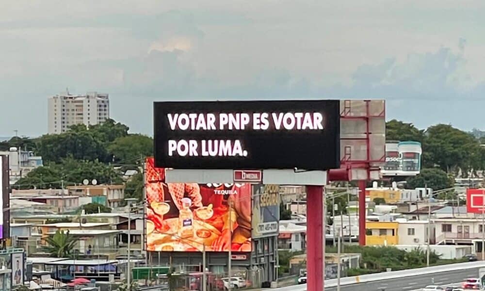 Fotografía divulgada en la cuenta de la red social X de Benito Antonio Martínez Ocasio, artísticamente conocido como Bad Bunny, donde se muestra una valla publicitaria que lee 'Votar PNP es votar por LUMA' (la empresa encargada de la transmisión eléctrica y blanco de fuertes críticas por los continuos apagones), expuesta en una calle de San Juan (Puerto Rico). EFE/SanBenito/X  /SOLO USO EDITORIAL /NO VENTAS /SOLO DISPONIBLE PARA ILUSTRAR LA NOTICIA QUE ACOMPAÑA /CRÉDITO OBLIGATORIO