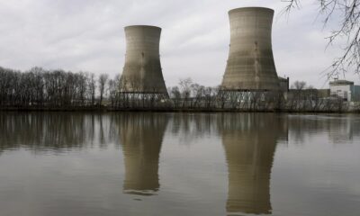 Fotografía de archivo de dos chimeneas de refrigeración inactivas en la central nuclear de Three Mile Island el 12 de marzo del 2009, junto al río Susquehanna en Middletown, Pensilvania (Estados Unidos). EFE/Chris Gardner