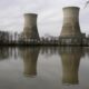 Fotografía de archivo de dos chimeneas de refrigeración inactivas en la central nuclear de Three Mile Island el 12 de marzo del 2009, junto al río Susquehanna en Middletown, Pensilvania (Estados Unidos). EFE/Chris Gardner