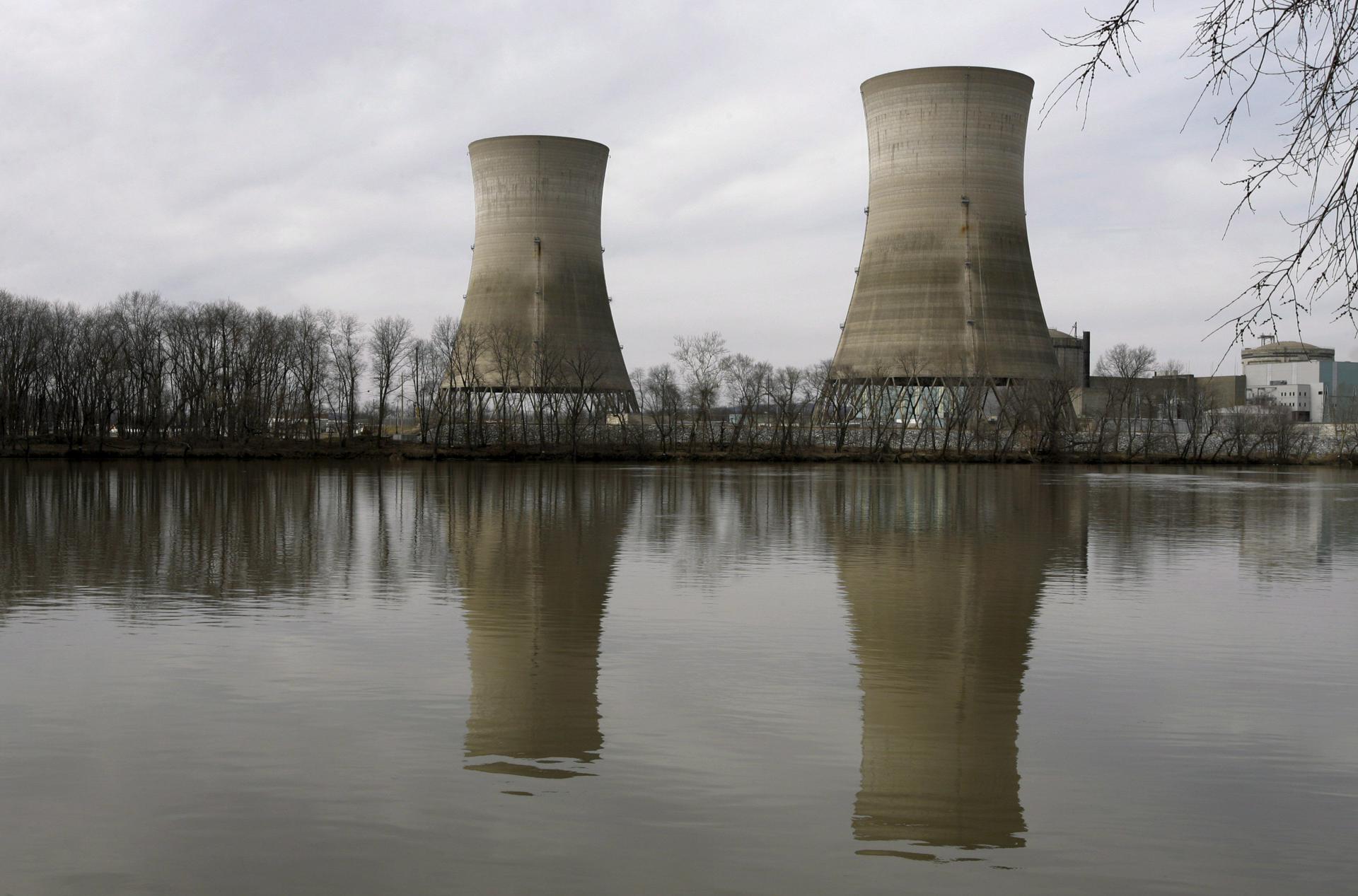 Fotografía de archivo de dos chimeneas de refrigeración inactivas en la central nuclear de Three Mile Island el 12 de marzo del 2009, junto al río Susquehanna en Middletown, Pensilvania (Estados Unidos). EFE/Chris Gardner