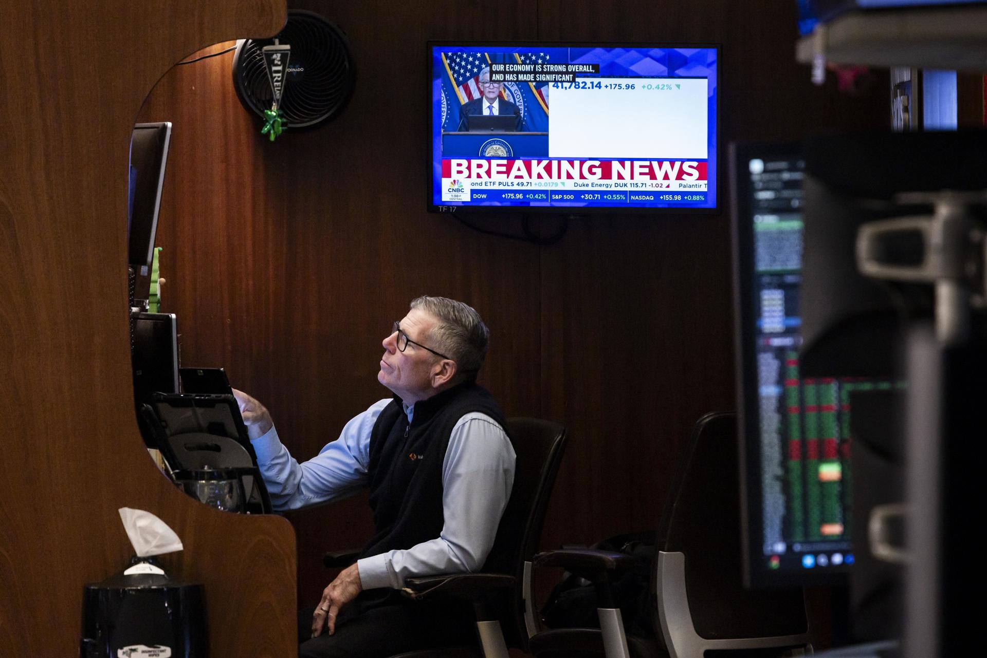 Fotografía de archivo de un trabajador en la Bolsa de Nueva York (EE.UU.). EFE/EPA/JUSTIN LANE