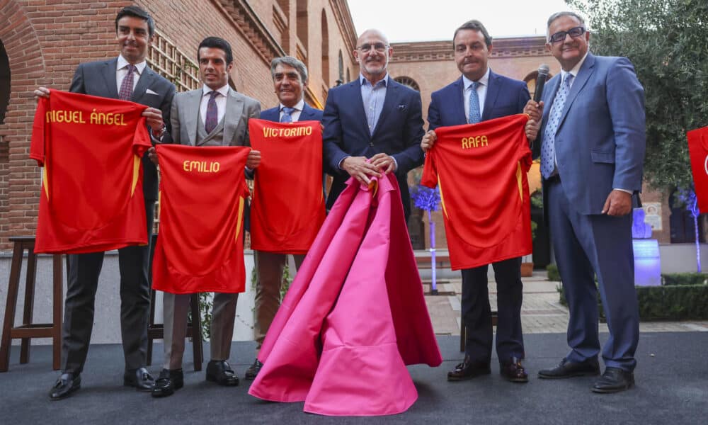 l seleccionador español de fútbol, Luis de la Fuente (3d), durante el homenaje que le ha rendido el mundo del toro este lunes en la madrileña plaza de Las Ventas. EFE/ Kiko Huesca