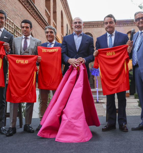 l seleccionador español de fútbol, Luis de la Fuente (3d), durante el homenaje que le ha rendido el mundo del toro este lunes en la madrileña plaza de Las Ventas. EFE/ Kiko Huesca