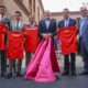 l seleccionador español de fútbol, Luis de la Fuente (3d), durante el homenaje que le ha rendido el mundo del toro este lunes en la madrileña plaza de Las Ventas. EFE/ Kiko Huesca