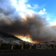 Fotografía de una columna de humo por un incendio forestal este martes en el sector de Guápulo en Quito (Ecuador). EFE/ José Jácome