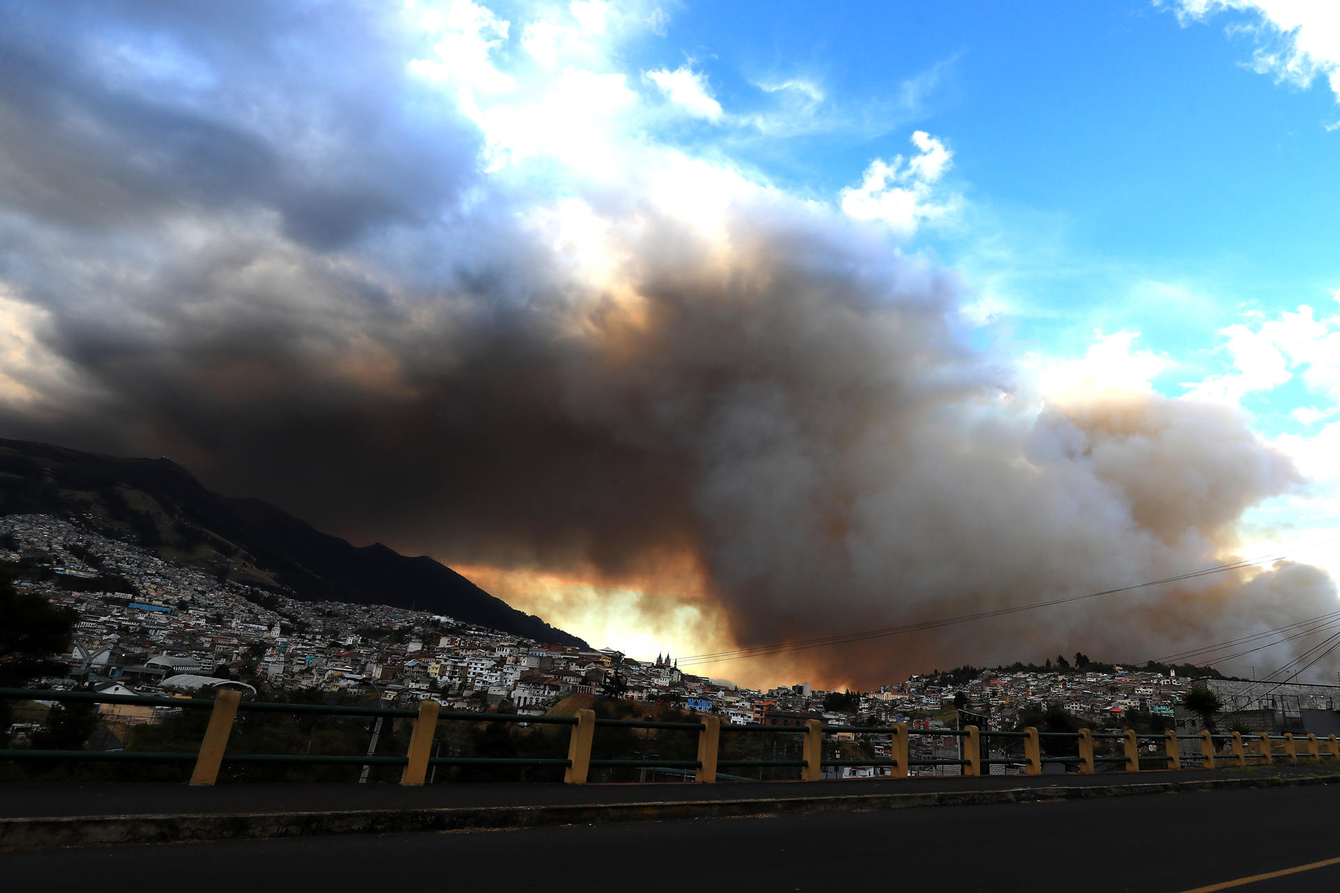 Fotografía de una columna de humo por un incendio forestal este martes en el sector de Guápulo en Quito (Ecuador). EFE/ José Jácome