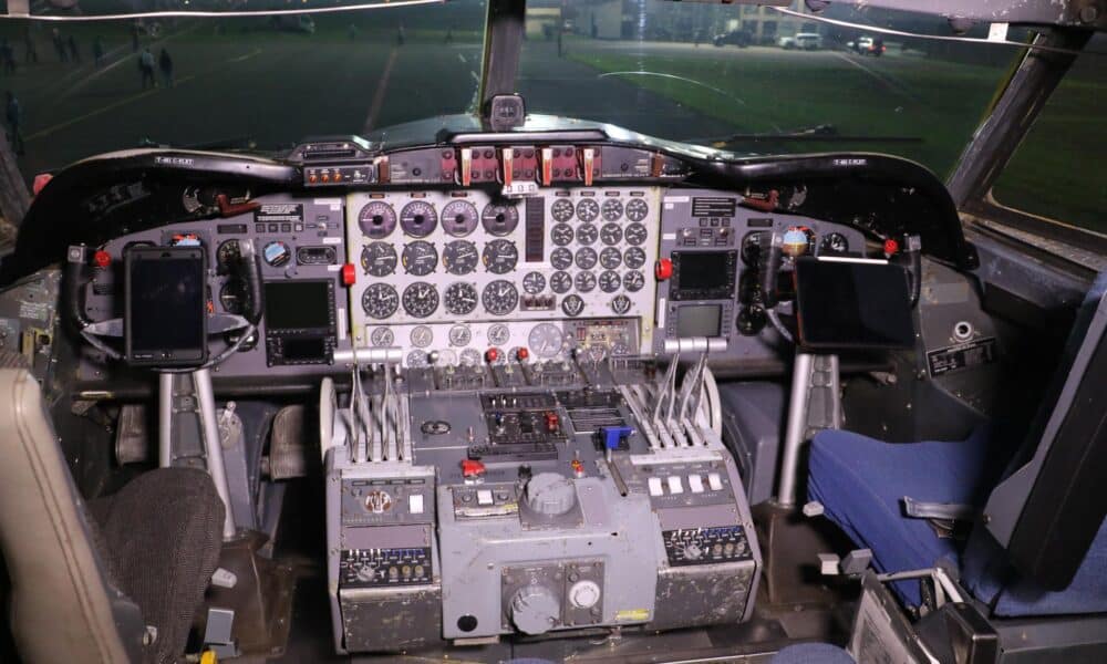 Fotografía de la cabina del avión cisterna Tanker Electra T481 en el Aeropuerto Internacional de Viru Viru , en la ciudad de Santa Cruz (Bolivia). EFE/ Juan Carlos Torrejón