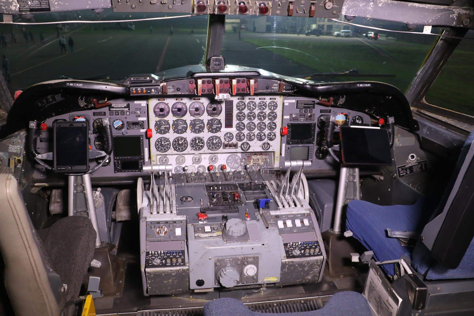 Fotografía de la cabina del avión cisterna Tanker Electra T481 en el Aeropuerto Internacional de Viru Viru , en la ciudad de Santa Cruz (Bolivia). EFE/ Juan Carlos Torrejón