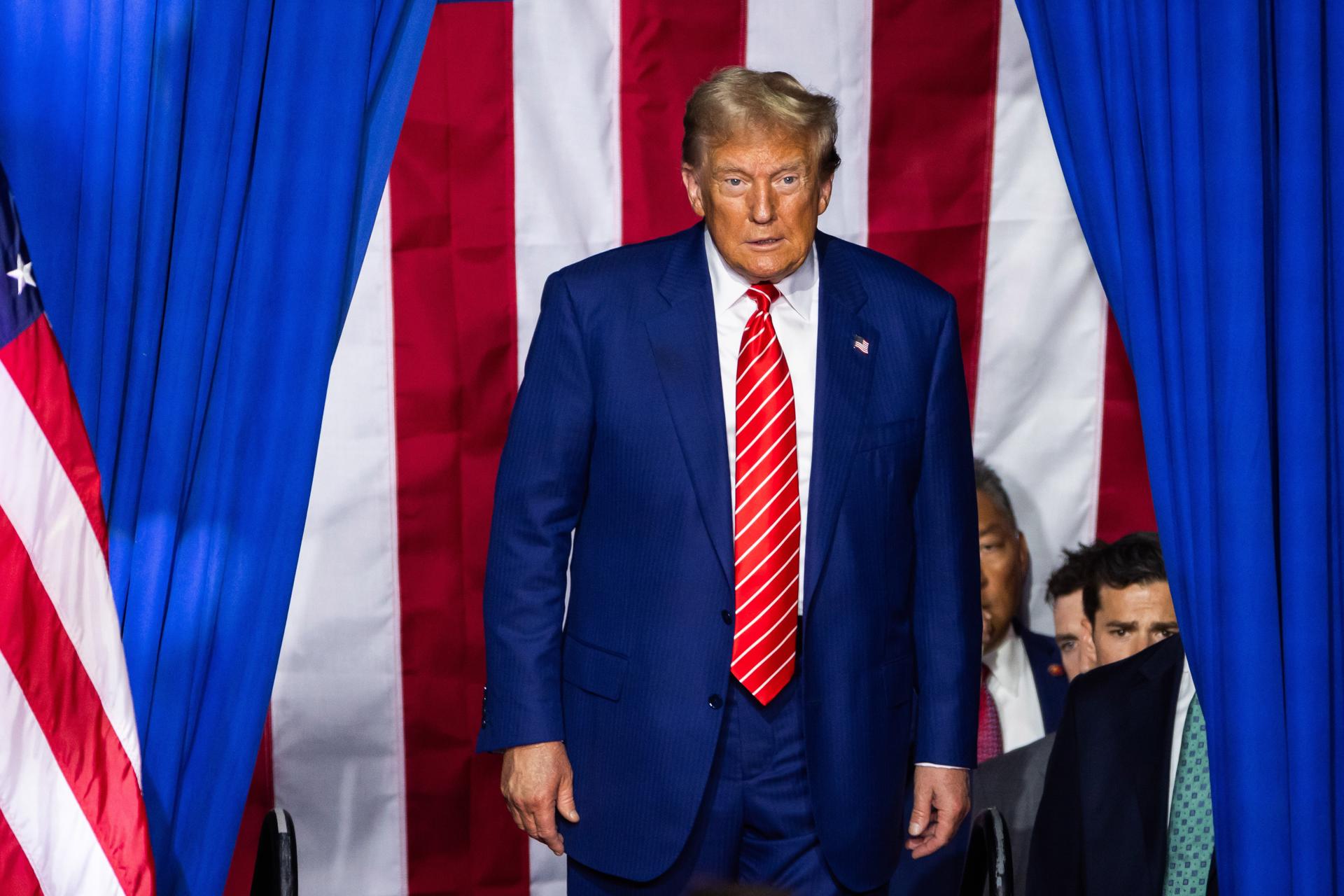 El expresidente de Estados Unidos y actual candidato presidencial republicano Donald Trump se prepara para hablar en un mitin de campaña en Johnstown, Pensilvania. EFE/EPA/JIM LO SCALZO