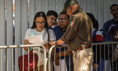 Personal de migración revisa documentos a migrantes en la ciudad de Tijuana (México). EFE/ Joebeth Terríquez