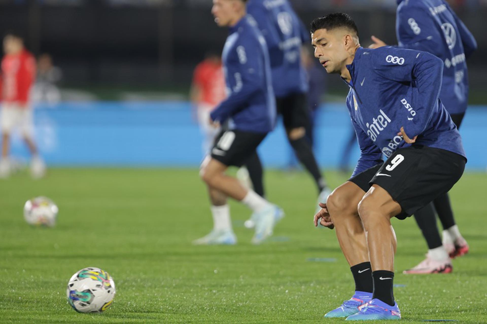 Luis Suárez de Uruguay calienta en un partido de las eliminatorias sudamericanas para el Mundial de 2026. EFE/ Gastón Britos