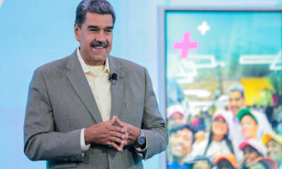 Fotografía cedida por la Prensa Miraflores del presidente de Venezuela, Nicolás Maduro, durante su programa de televisión 'Con Maduro +', este lunes en Caracas (Venezuela). EFE/Prensa Miraflores