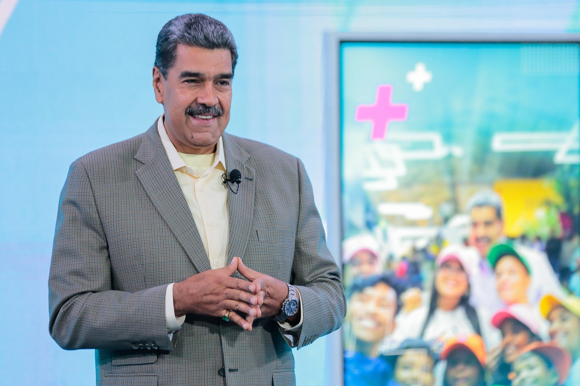 Fotografía cedida por la Prensa Miraflores del presidente de Venezuela, Nicolás Maduro, durante su programa de televisión 'Con Maduro +', este lunes en Caracas (Venezuela). EFE/Prensa Miraflores