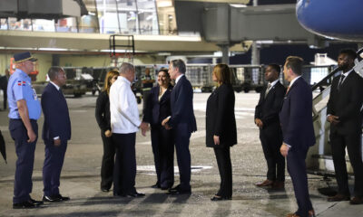 El secretario de Estado estadounidense, Antony Blinken (c), llega en un vuelo procedente desde Haití, este jueves al aeropuerto internacional Las Américas en Santo Domingo (República Dominicana). EFE/ Embajada De Estados Unidos En República Dominicana SOLO USO EDITORIAL/NO VENTAS/SOLO DISPONIBLE PARA ILUSTRAR LA NOTICIA QUE ACOMPAÑA/CRÉDITO OBLIGATORIO