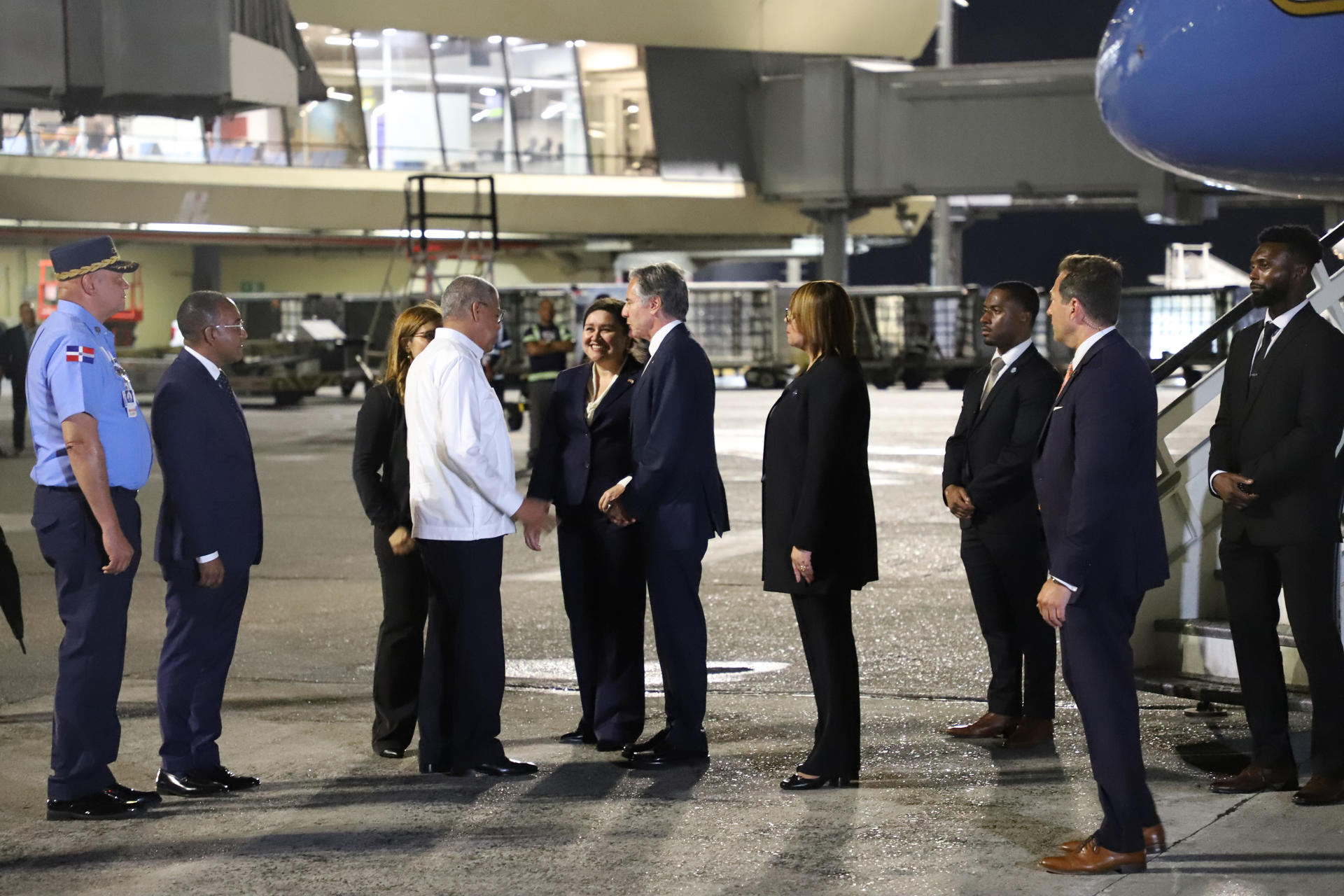 El secretario de Estado estadounidense, Antony Blinken (c), llega en un vuelo procedente desde Haití, este jueves al aeropuerto internacional Las Américas en Santo Domingo (República Dominicana). EFE/ Embajada De Estados Unidos En República Dominicana SOLO USO EDITORIAL/NO VENTAS/SOLO DISPONIBLE PARA ILUSTRAR LA NOTICIA QUE ACOMPAÑA/CRÉDITO OBLIGATORIO