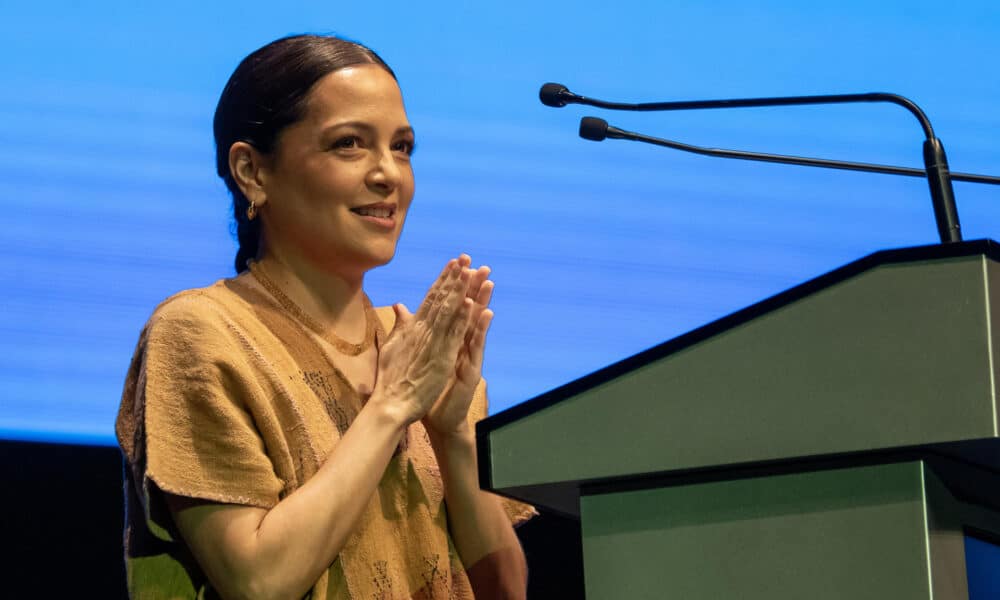 La cantante mexicana Natalia Lafourcade habla este viernes en la XIX Cumbre Mundial de Premios Nobel por La Paz, en la ciudad de Monterrey (México). EFE/ Miguel Sierra