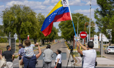 Simpatizantes del excandidato opositor a la Presidencia de Venezuela, Edmundo González Urrutia, en la puerta de la base aérea de Torrejón de Ardoz (Madrid). Edmundo González Urrutia ha llegado a Madrid en un avión de las Fuerzas Aéreas españolas. EFE/ Borja Sánchez