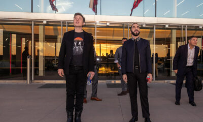 Fotografía cedida por el gobierno de El Salvador de el empresario Elon Musk (i) reunido con el presidente salvadoreño, Nayib Bukele este viernes, en Texas (Estados Unidos). EFE/Gobierno de El Salvador /