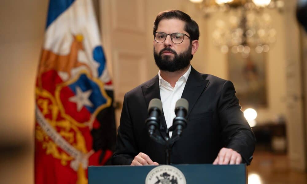 FotografÍa cedida por la presidencia de Chile, del mandatario de la República de Chile, Gabriel Boric, durante una alocución presidencial, este domingo, en el palacio de La Moneda, en Santiago (Chile). EFE/PRESIDENCIA DE CHILE