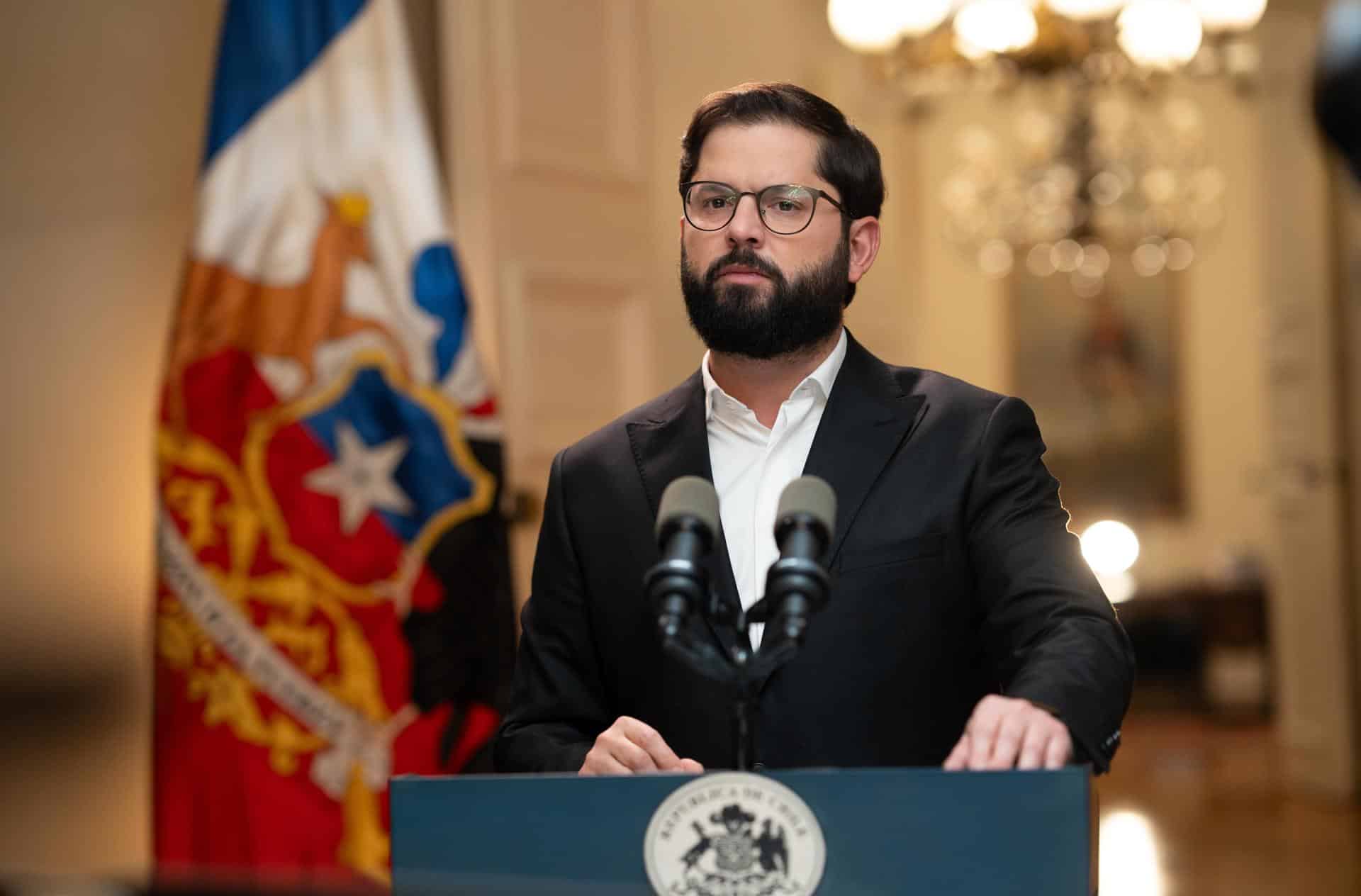 FotografÍa cedida por la presidencia de Chile, del mandatario de la República de Chile, Gabriel Boric, durante una alocución presidencial, este domingo, en el palacio de La Moneda, en Santiago (Chile). EFE/PRESIDENCIA DE CHILE