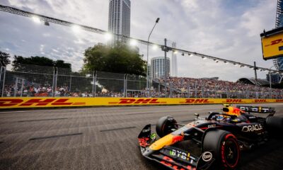 El piloto mexicano Sergio Pérez, del equipo Red Bull Racing en el circuito urbano de Marina Bay en Singapur. EFE/EPA/TOM WHITE