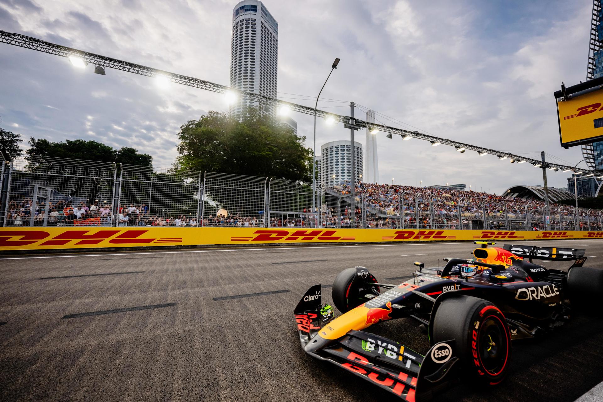 El piloto mexicano Sergio Pérez, del equipo Red Bull Racing en el circuito urbano de Marina Bay en Singapur. EFE/EPA/TOM WHITE